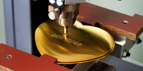 Gravure sur un mirroir de poche