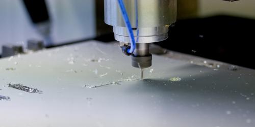 Gravure cnc en cours sur une plaque de métal à l'aide d'une machine de gravure cnc métal.