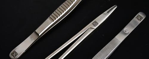 Pince chirurgicale marquée au laser avec code datamatrix pour la traçabilité médicale