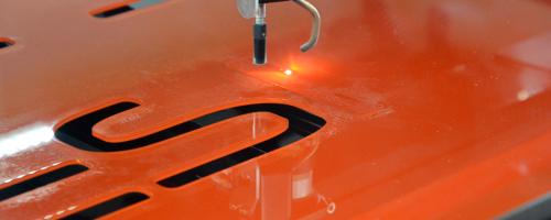 Laser CO2 gravant de l'acrylique, du plexiglas, du PMMA