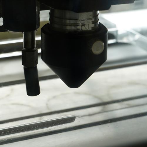 Buse laser montée sur un LS 100 lors de la découpe de l'acrylique