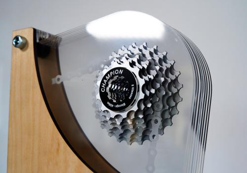 Trophée en acrylique à l'effigie de l'équipement de vélo, réalisé à l'aide d'une gravure laser co2