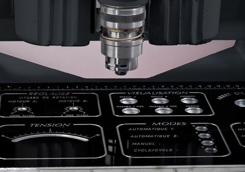 Face avant réalisée avec une machine de gravure de métal