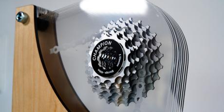 Trophée en acrylique à l'effigie de l'équipement de vélo, réalisé à l'aide d'une gravure laser co2