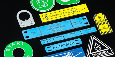 Étiquettes d'identification colorées gravées pour l'étiquetage, la signalétique de sécurité et l'identification des équipements.
