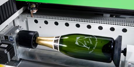 Bouteille de champagne gravée avec une machine laser CO2